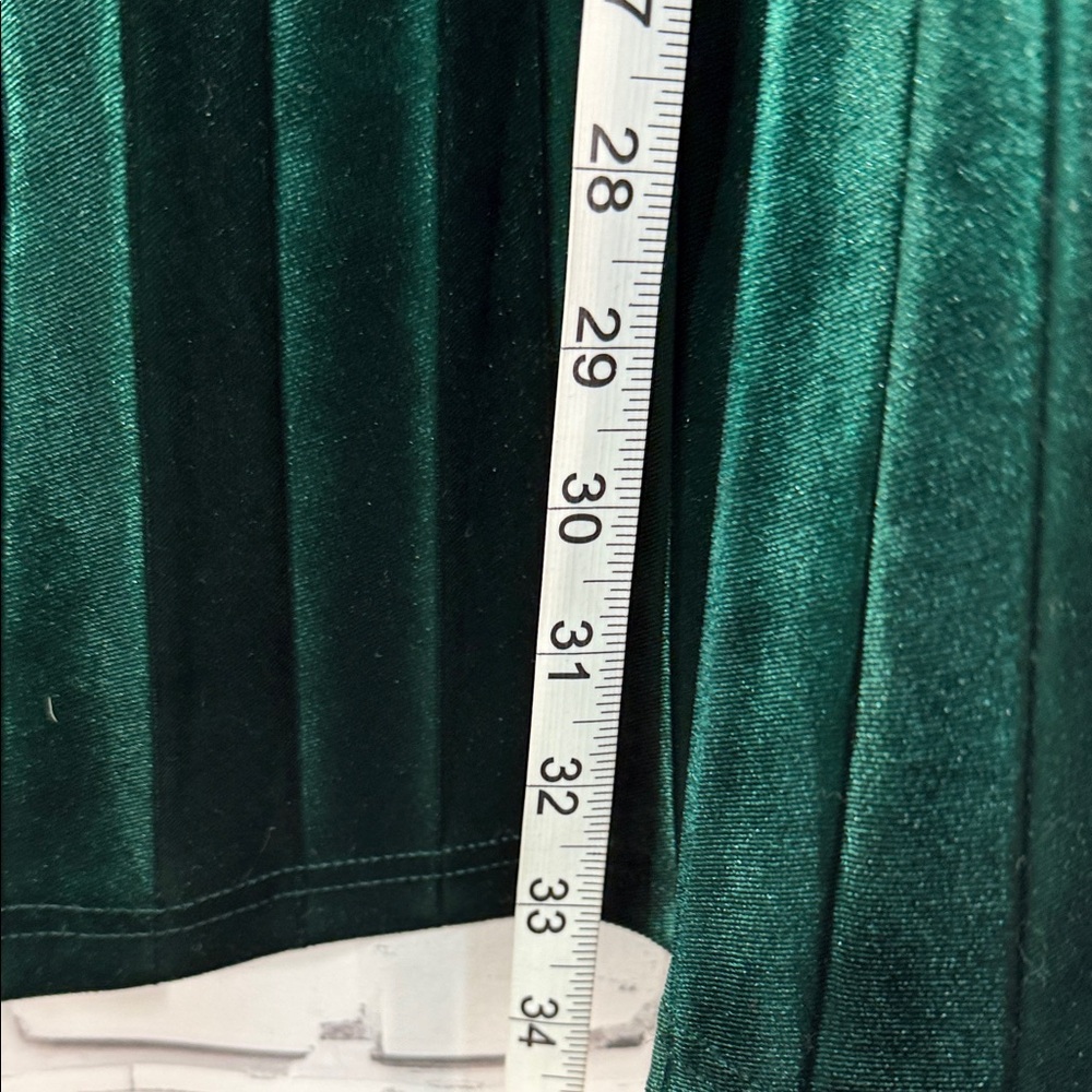 EMERY ROSE 2XL Luxurious Forest Green Velvet Pleated Skirt. Classic parties - Picture 3 of 8